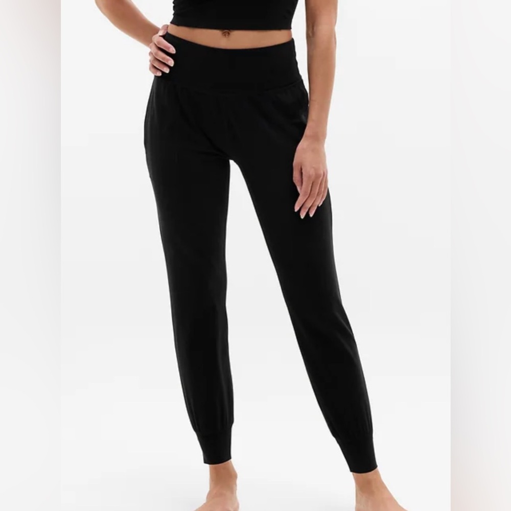 Athleta Salutation High Rise Jogger. Black. Size Small S